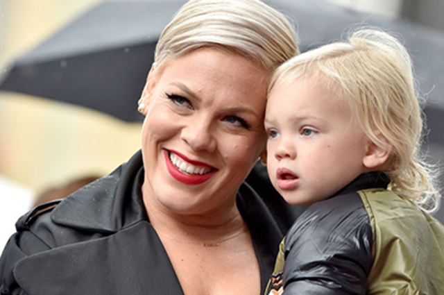 Пинк ответила хейтерам, раскритиковавшим фото ее двухлетнего сына без подгузника Звездные дети