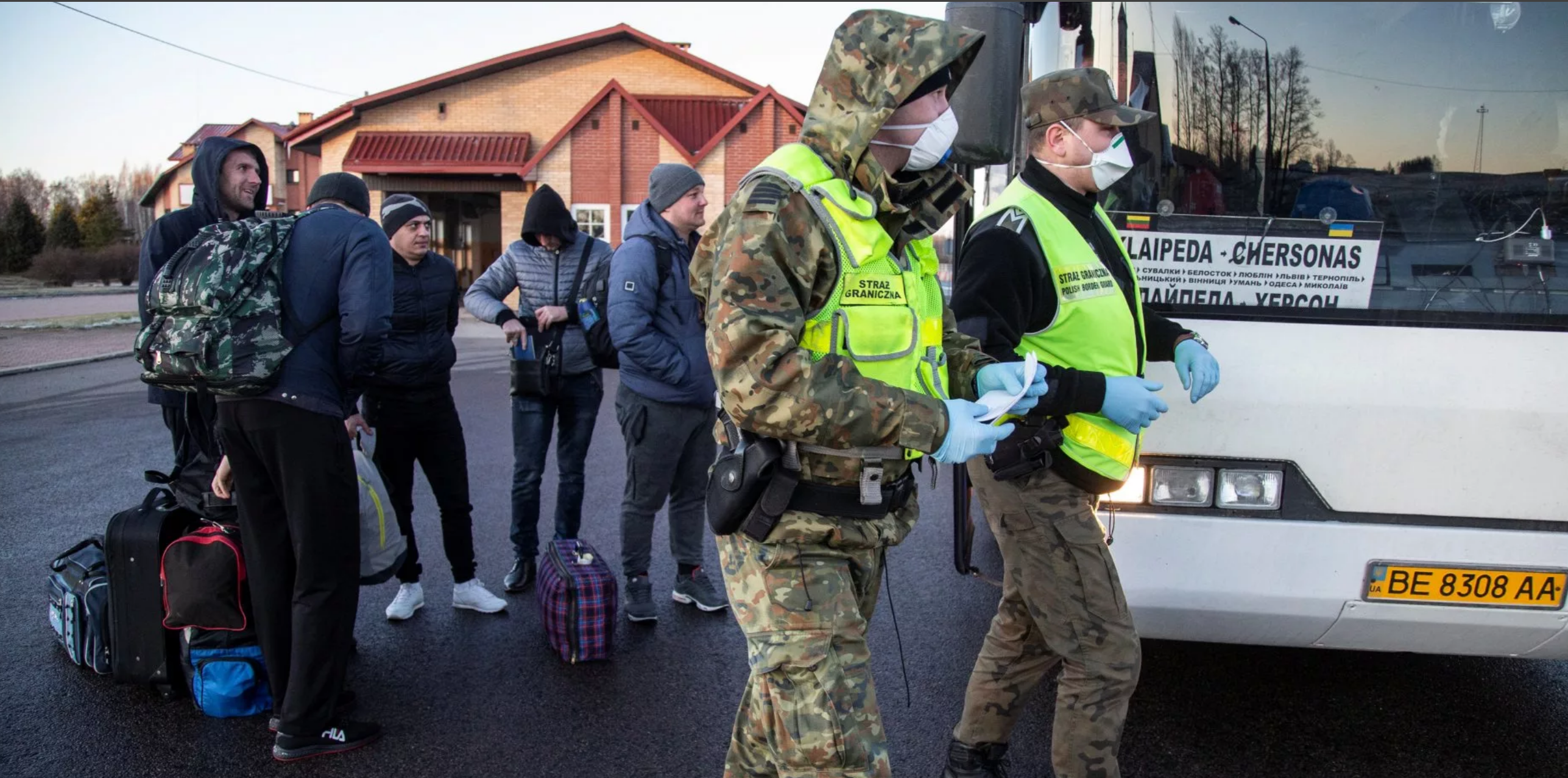 Украинские политологи о ситуации сегодня. Заробитчане из Украины в Польше. Заробитчане на польской границе. Заробитчане из Западной Украины. Граница Польши и Украины гастарбайтеры.