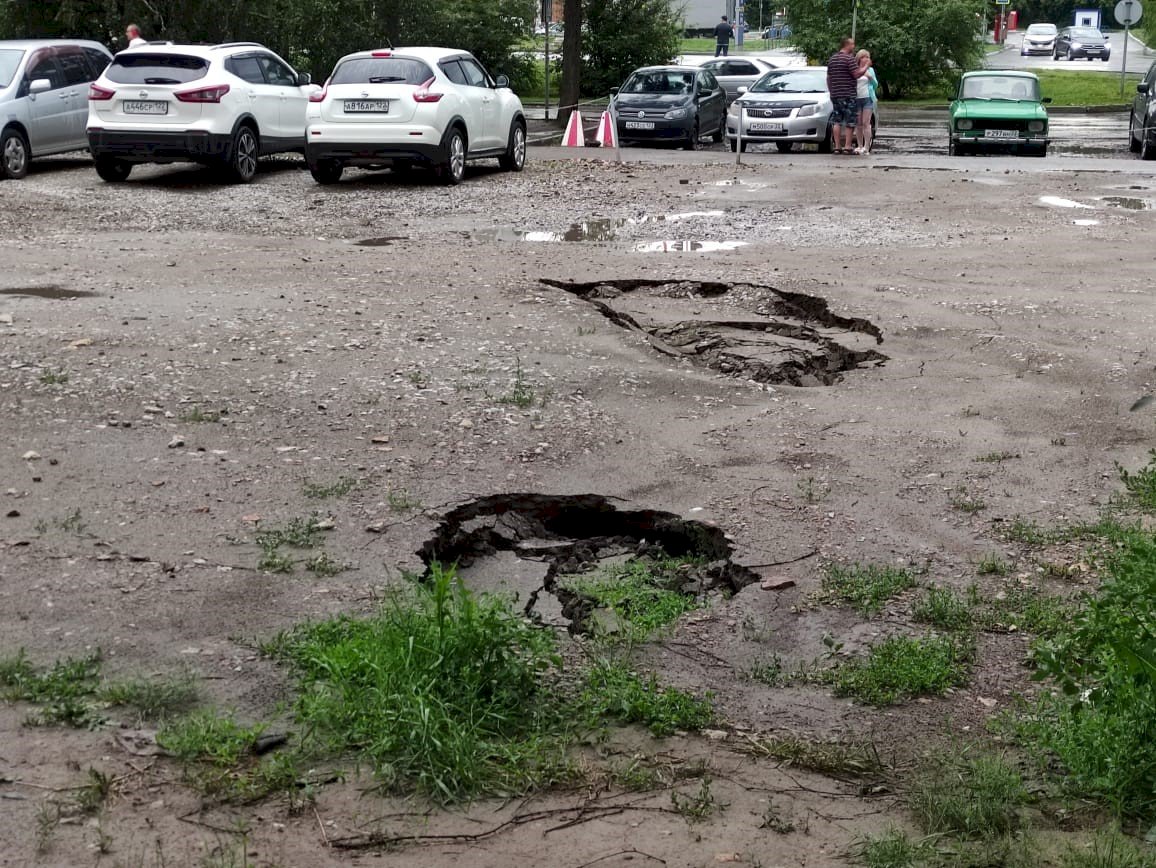 Провал асфальта на Павловском тракте в Барнауле 27 июня 2022 года. Фото: Екатерина Смолихина / amic.ru