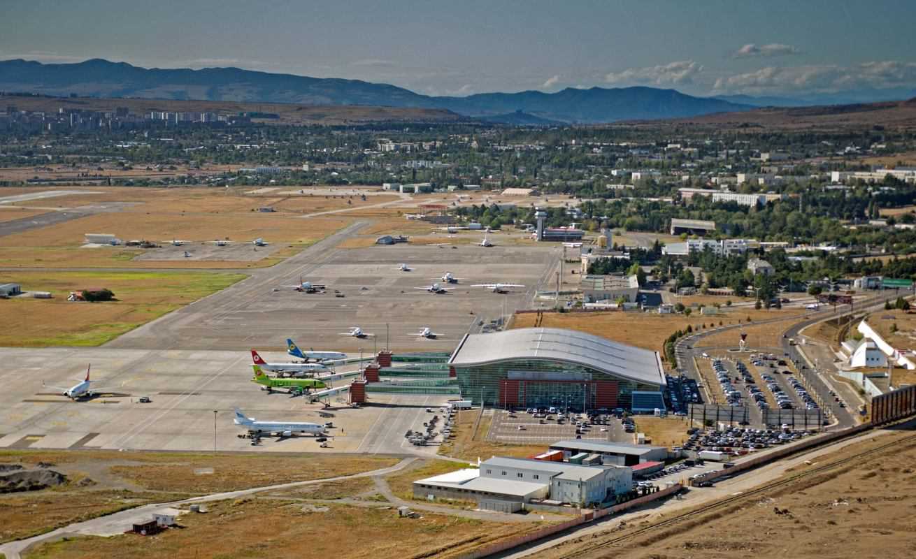 Пересадка по требованию: кто заработает на запрете полетов в Грузию Авиация