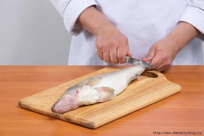 Как очень легко почистить рыбу с мелкой чешуей
