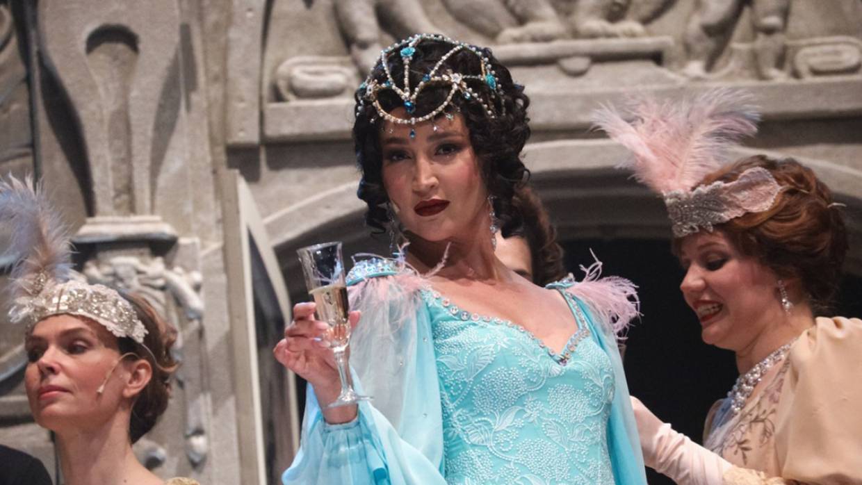 Бояков перед увольнением из МХАТа успел продлить договор с Бузовой