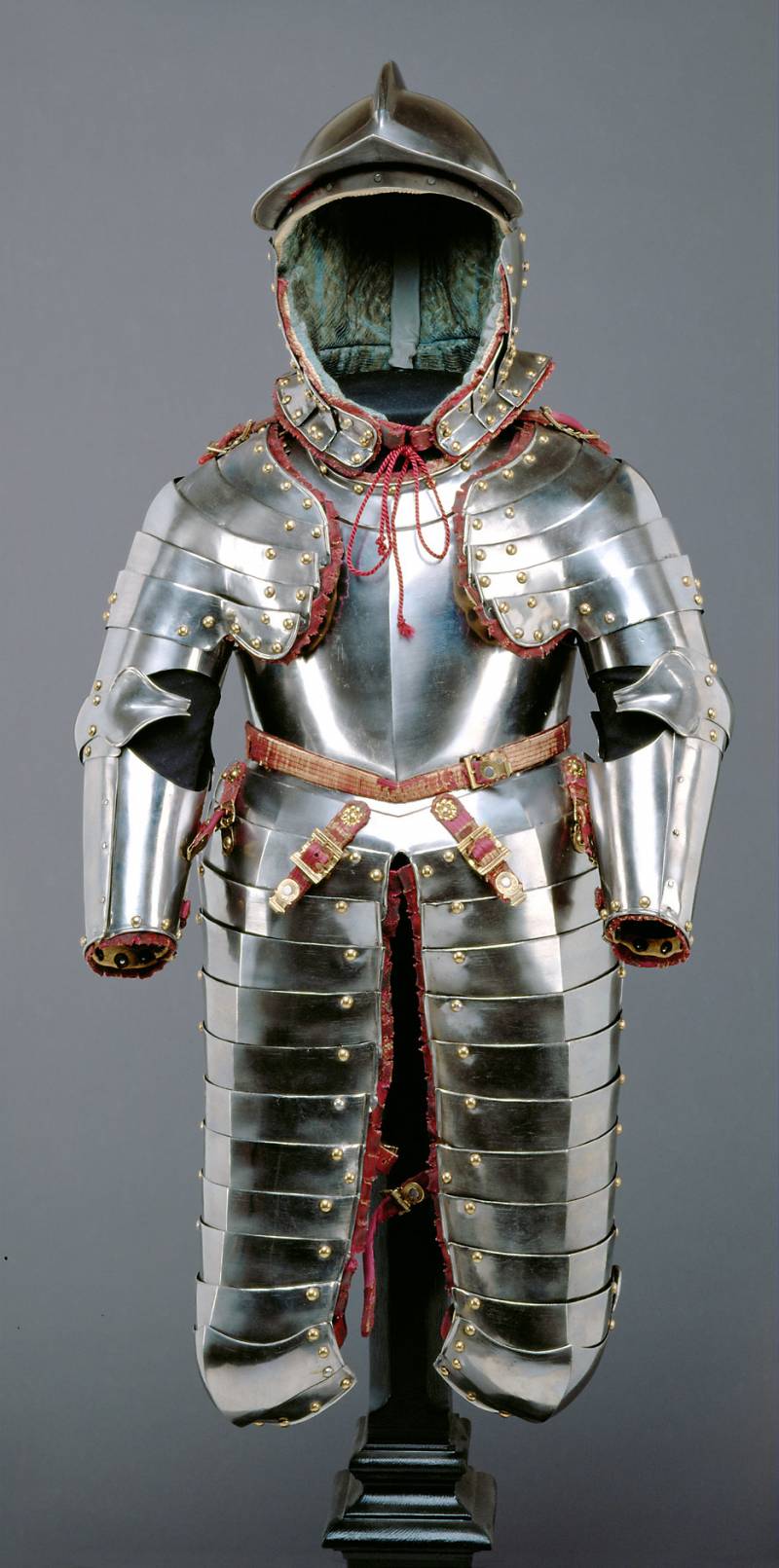 Доспехи подлинные и доспехи поддельные Доспехи подлинные и доспехи поддельные история