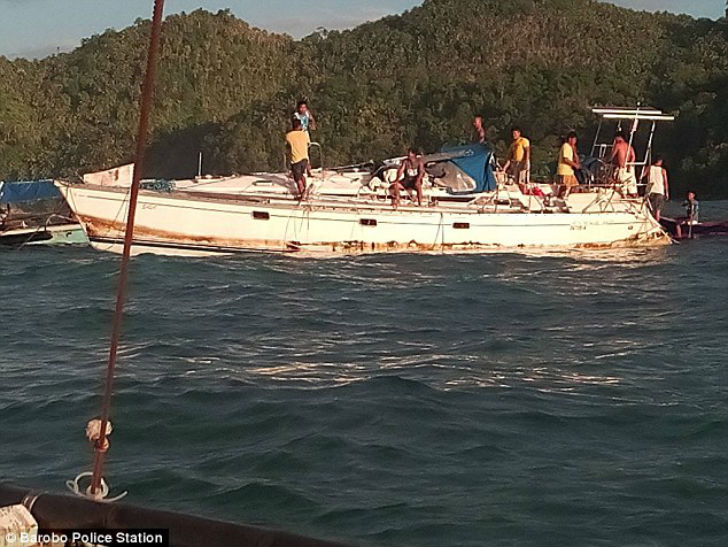 К берегам Филиппин прибило яхту-призрак с мумией капитана на борту