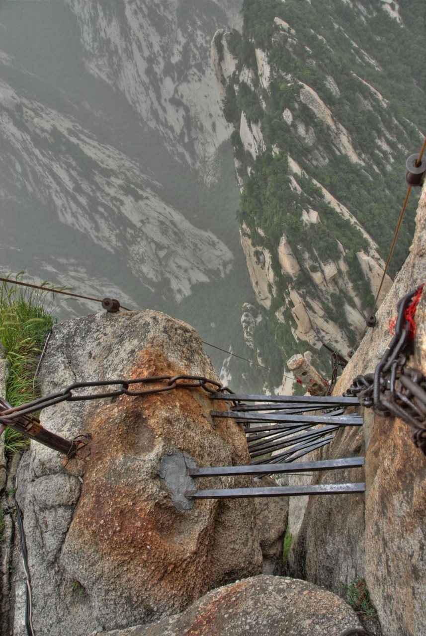 Тропа смерти (Huashan Mountain). Слабонервным лучше даже не смотреть. Тропа смерти (Huashan Mountain). Слабонервным лучше даже не смотреть.