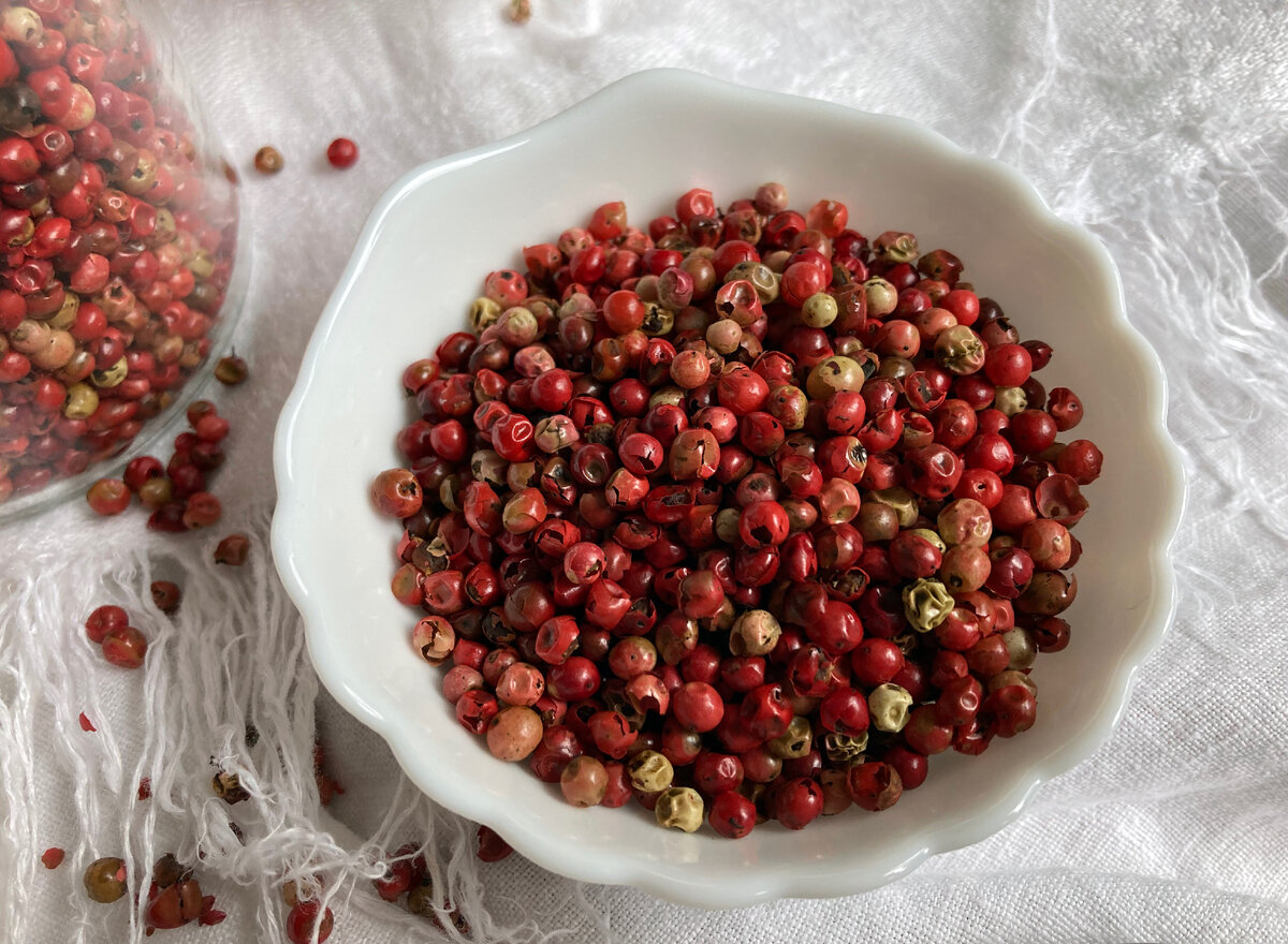 Розовый перец, который, на самом деле, не перец