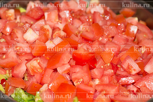 Овощное соте на зиму Помидоры нарезать кубиком и положить в кастрюлю.
