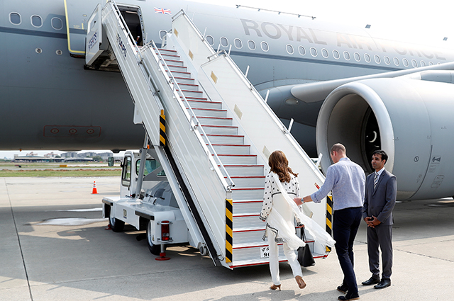 Кейт Миддлтон и принц Уильям вылетели из Лахора после вчерашней внештатной ситуации в небе Монархии