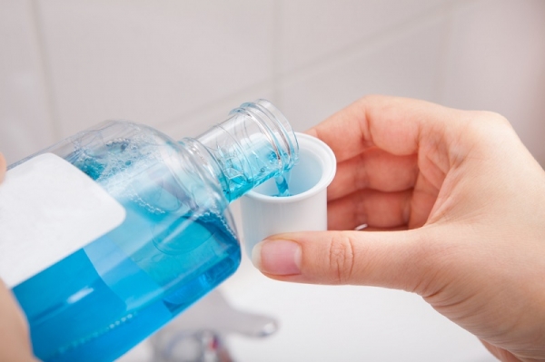 Добавляю пару капель аптечного раствора в воду для мытья полов… В результате получаю красоту!