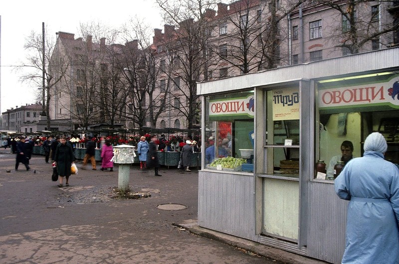 Овощной киоск на площади Ленина Ленинград 1990.jpg