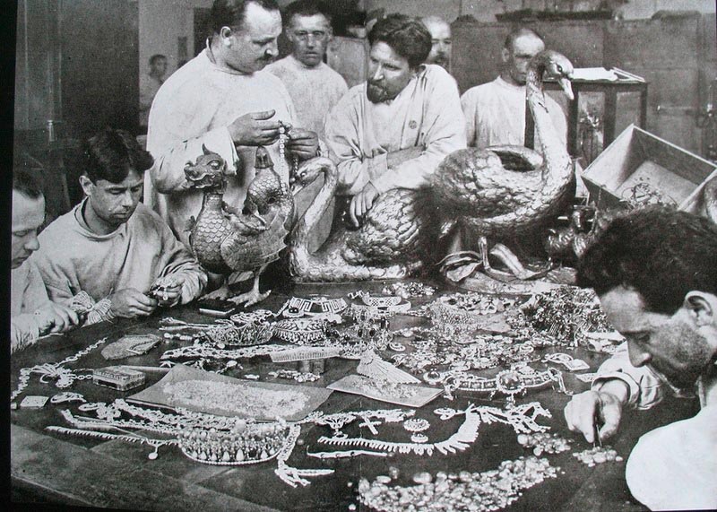 Эксперты изучают коллекции драгоценностей Романовых и Юсуповых, Москва, 1925 год.