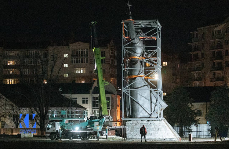 «Аврора» ночью ушла с постамента: краснодарский памятник сняли для ремонта