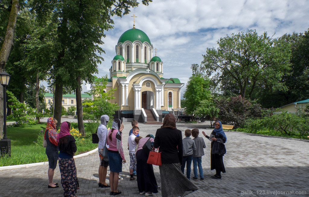 Калужской свято тихоновой пустыни. Тихонова пустынь монастырь. Успенская Тихонова пустынь. Тихонова пустынь храм служба. Храм Тихона Калуга.