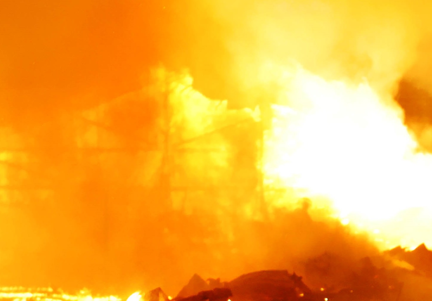 Мощный пожар на складе с химикатами под Екатеринбургом. На месте слышны взрывы