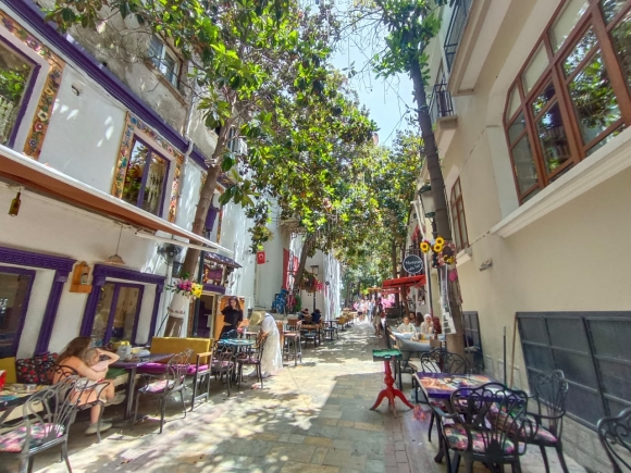К туристическим местам в Измире ведёт улица Дарио Морено, названная в честь известного музыканта и актера