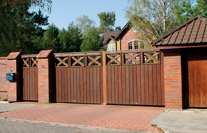 Фото деревянные ворота с крышей