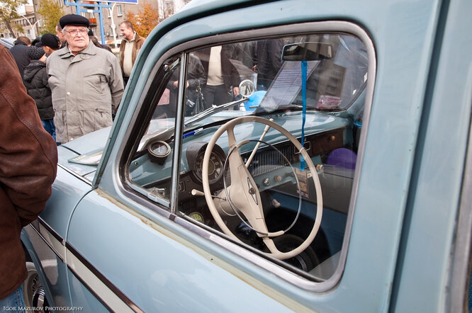 «Москвич-403» — боковое зеркало отсутствует, рычаг КПП на рулевой колонке справа, рычаг стеклоочистителей слева. фото