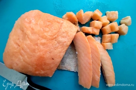 Если лосось из заморозки, нарезать его, при этом разморозив не до конца.