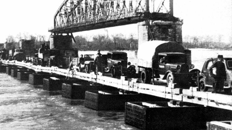 Колонна автотехники при форсировании Дуная по деревянному мосту ДМП-42. Весна 1945 года авто, автоистория, военная техника, история, переправа, понтон, понтонно-мостовая переправа