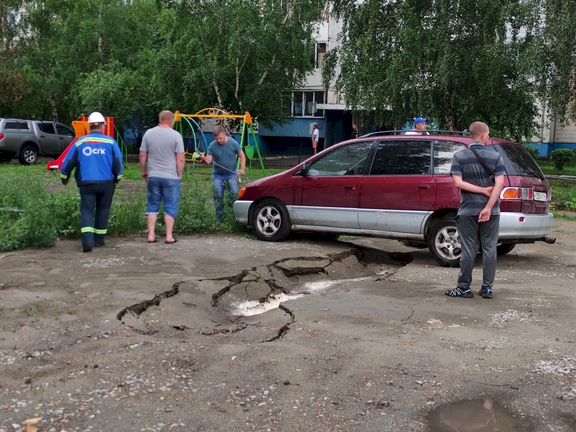 Провал асфальта на Павловском тракте в Барнауле 27 июня 2022 года. Фото: Екатерина Смолихина / amic.ru