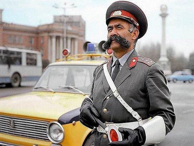 Вот почему машины милиции СССР красили в желтый! Вот почему машины милиции СССР красили в желтый!