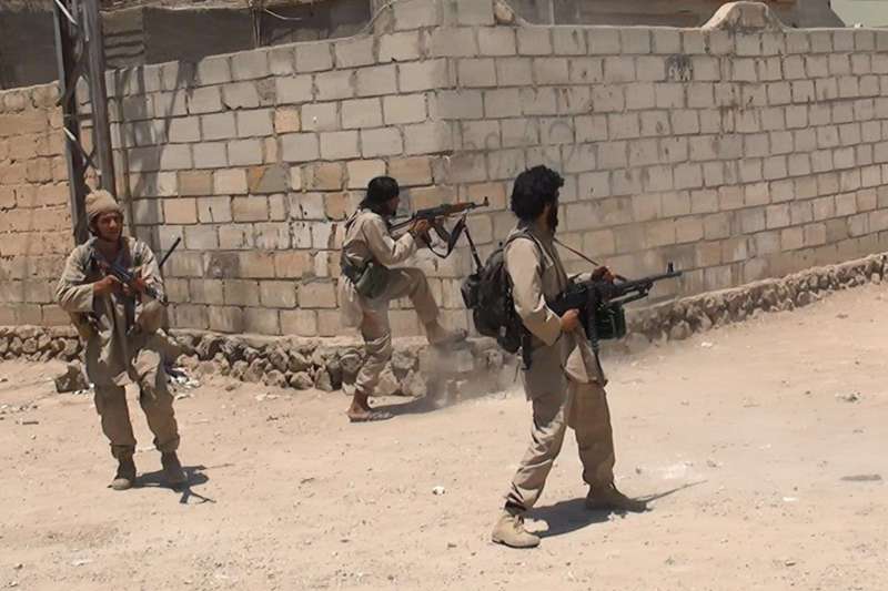 СМИ: 200 боевиков ДАИШ перешли на сторону восставших жителей Ракки