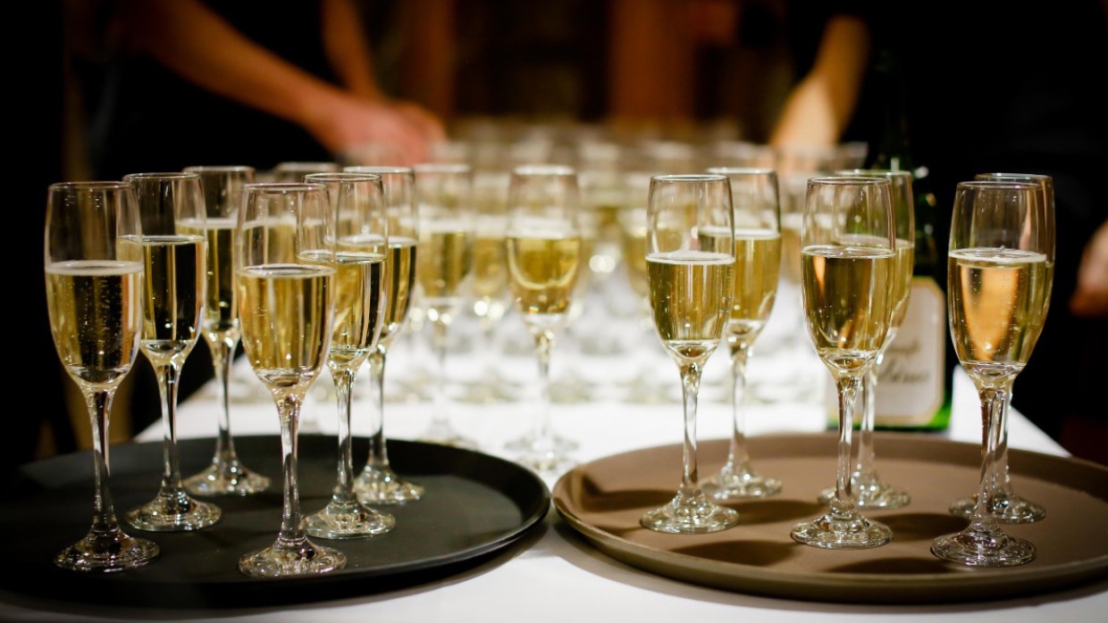 Минфин объяснил импортерам, как теперь ввозить шампанское в Россию Минфин объяснил импортерам, как теперь ввозить шампанское в Россию Экономика