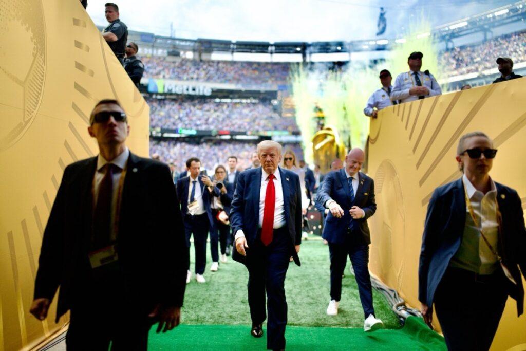 Трамп вручил россиянину Сафонову серебряную медаль клубного ЧМ