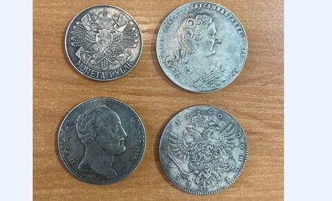 В Краснодаре мошенники продавали сувенирные монеты под видом царских