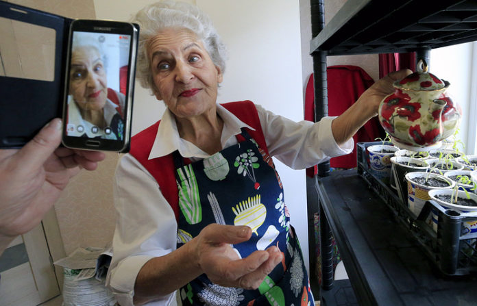 Активная 86-летняя бабушка Валя из Краснодара ведет крутейшие блоги!