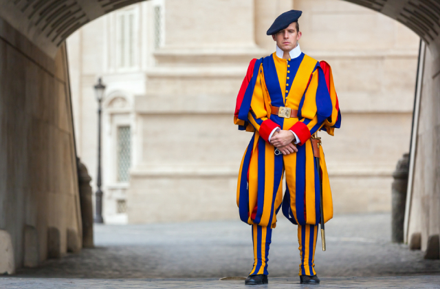 Почему привратников называют швейцарами? Почему привратников называют швейцарами?