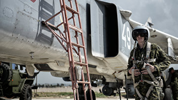 Пилот ВКС России садится во фронтовой бомбардировщик Су-24 на авиабазе «Хмеймим» в сирийской провинции Латакия