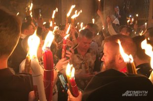 Делегация РФ получила частицу Благодатного огня в храме Гроба Господня