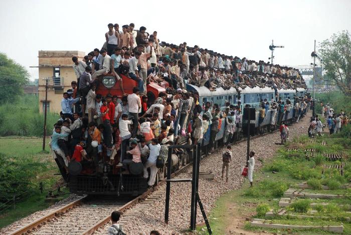 Когда нет денег на удобство в поезде, остается опасное путешествие прямо на поезде. /Фото: geographica.net