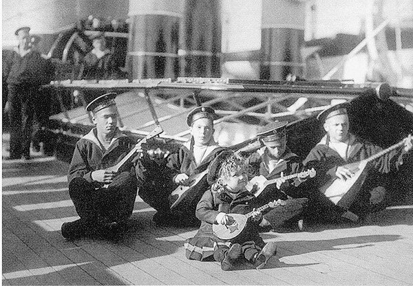 Цесаревич Алексей (в центре) среди юнг яхты «Штандарт», второй справа — Жора Пиньковский. 1907 г.