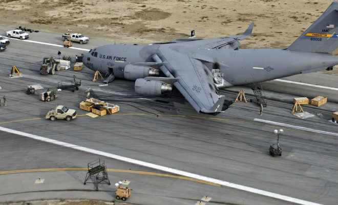 Пилот посадил тяжелый военный С-17 без шасси: видео с авиабазы в Кандагаре