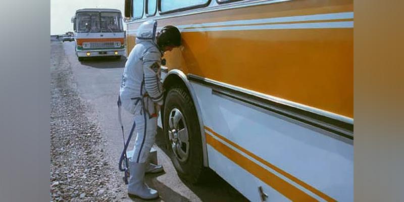 Российские космонавты перестанут мочиться на колесо автобуса