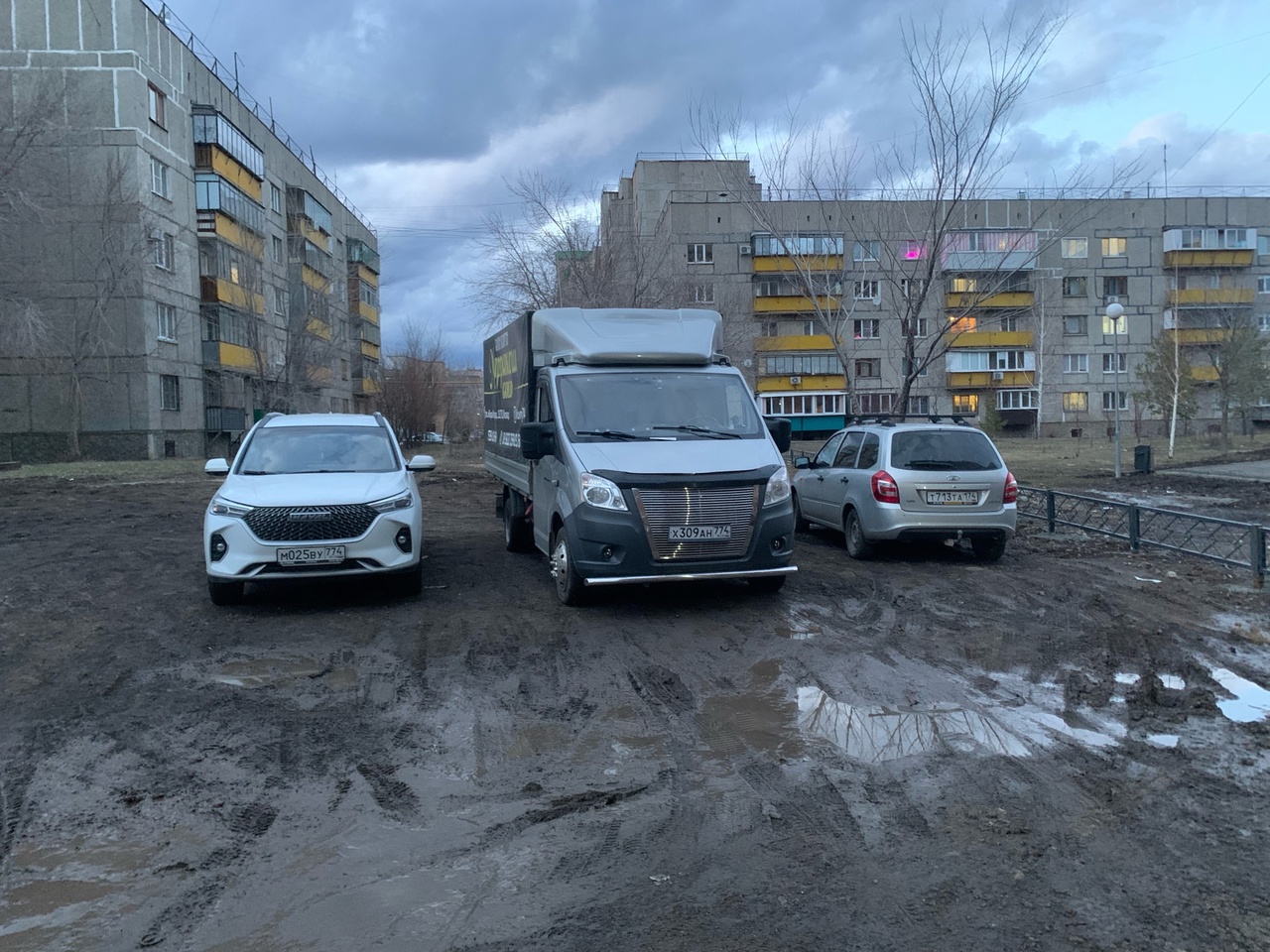 В Магнитогорске сцепились автолюбители и пешеходы: все дело в разбитом газоне