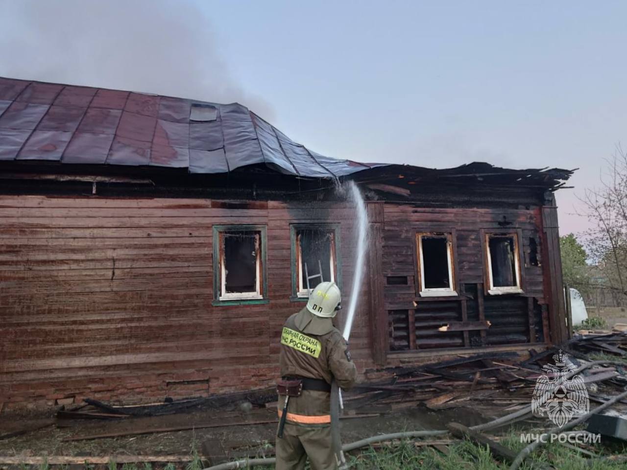 В Комсомольске на пожаре частного дома погибла женщина и пострадал мужчина