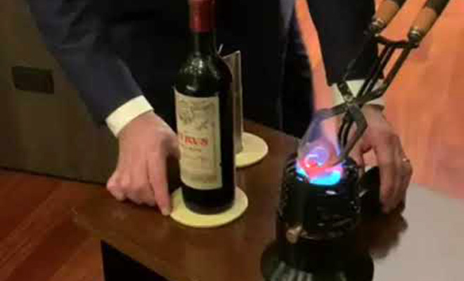 Сомелье показал как открывает вино за 15000 долларов. Вместо штопора раскаленные щипцы: видео