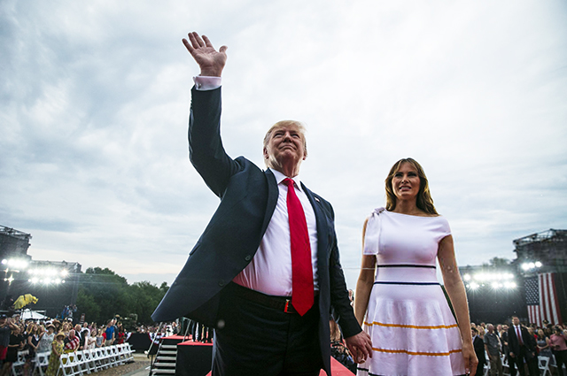 Мелания Трамп в белом платье под дождем на праздновании Дня независимости США Звездный стиль