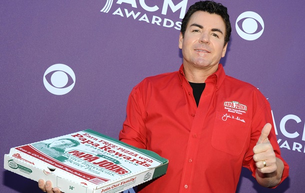 Основатель сети пиццерий Papa John’s покинул свой пост и подал в суд на компанию