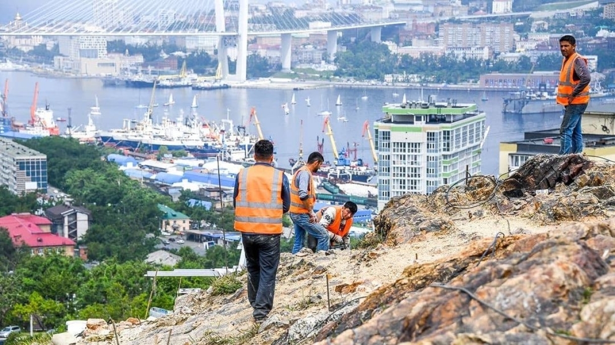 Огромную пешеходную площадку с видом на бухту и Золотой мост строят во Владивостоке