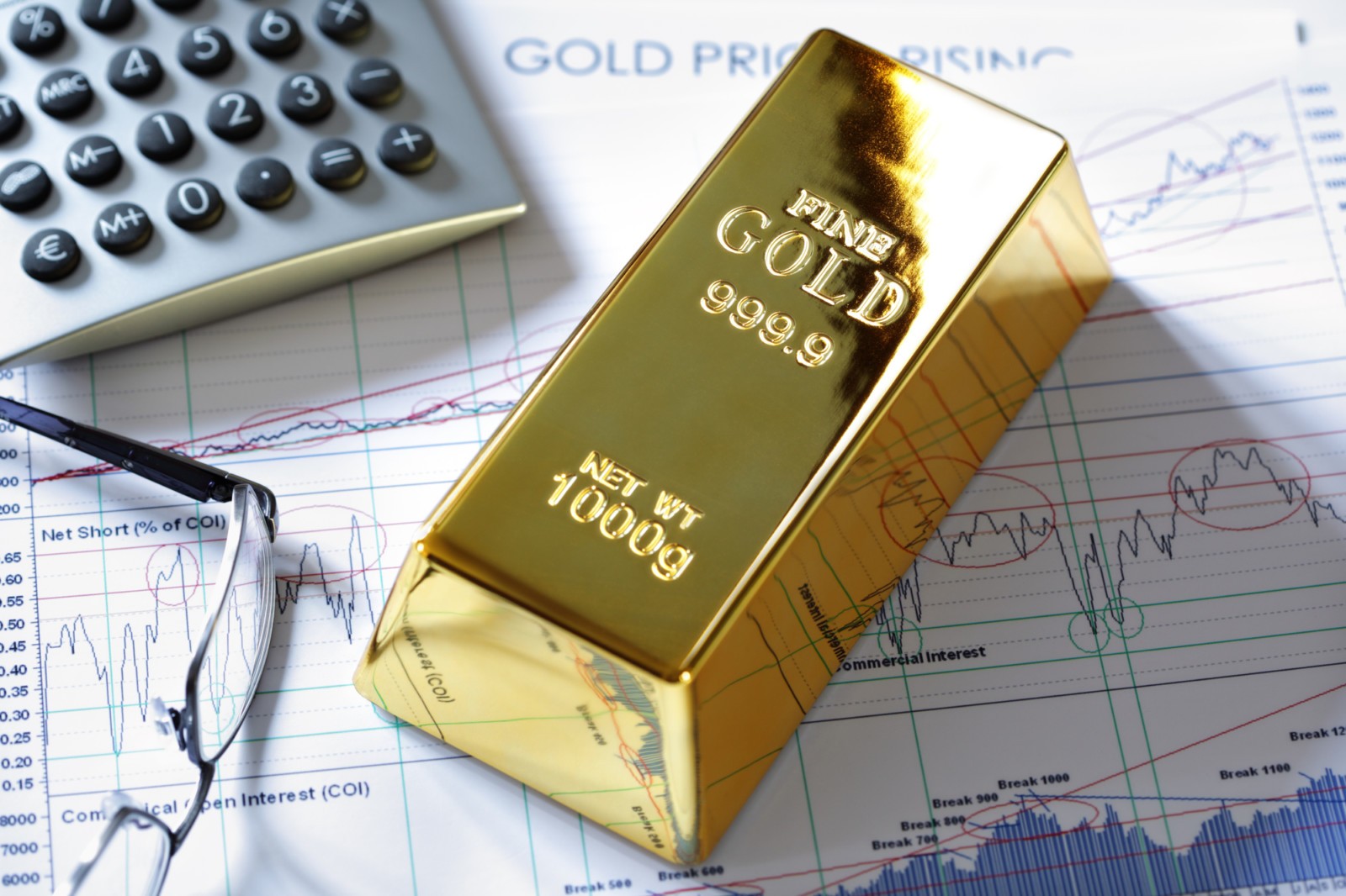 Золото падает из-за геополитики и ФРС