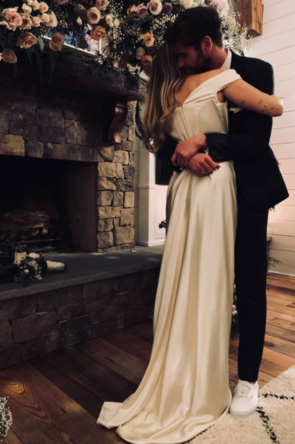 Майли Сайрус подтвердила, что вышла замуж за Лиама Хемсворта и показала фото со свадьбы Майли Сайрус подтвердила, что вышла замуж за Лиама Хемсворта и показала фото со свадьбы звездные пары