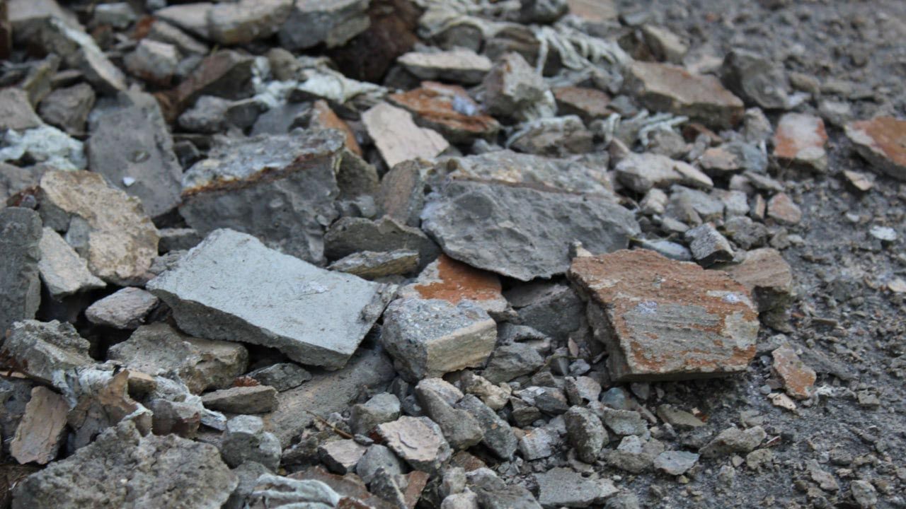 Пьяный рецидивист ударил сожителя матери кирпичом по голове и сбежал в Симферополе