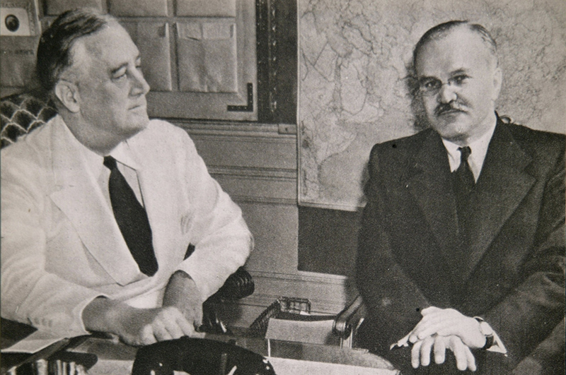Май 1942 г. Франклин Рузвельт (слева) и Вячеслав Молотов в Белом Доме во время визита Молотова в Вашингтон