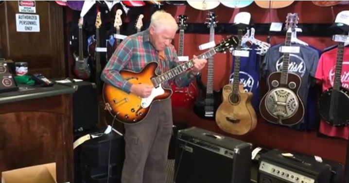 81-летний старичок проверяет гитару перед покупкой!