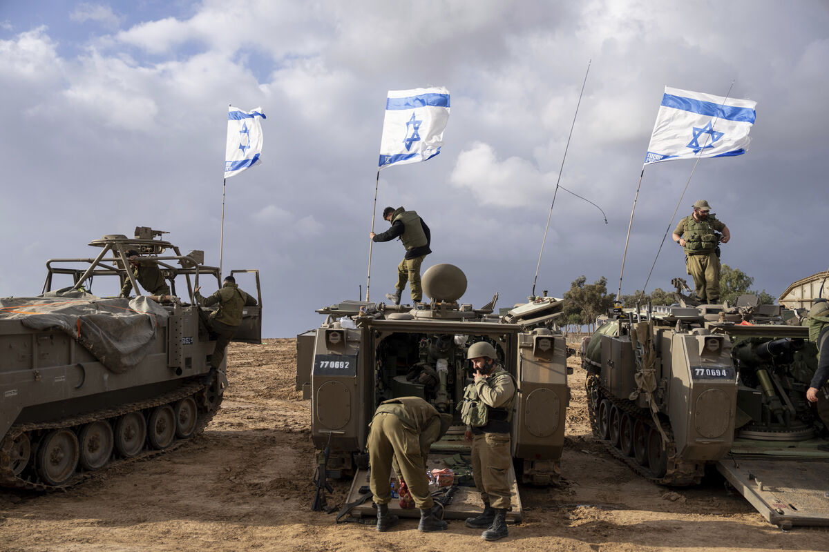 Al Jazeera: израильская армия наносит авиаудары по центральной части Газы