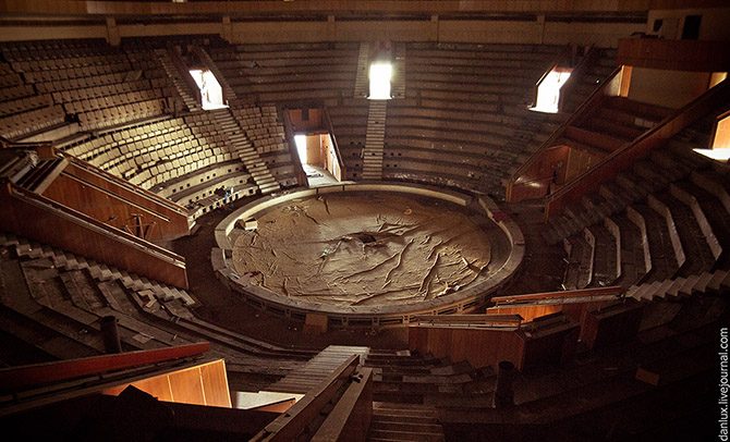 Атмосферная прогулка по заброшенному кишинёвскому цирку Атмосферная прогулка по заброшенному кишинёвскому цирку